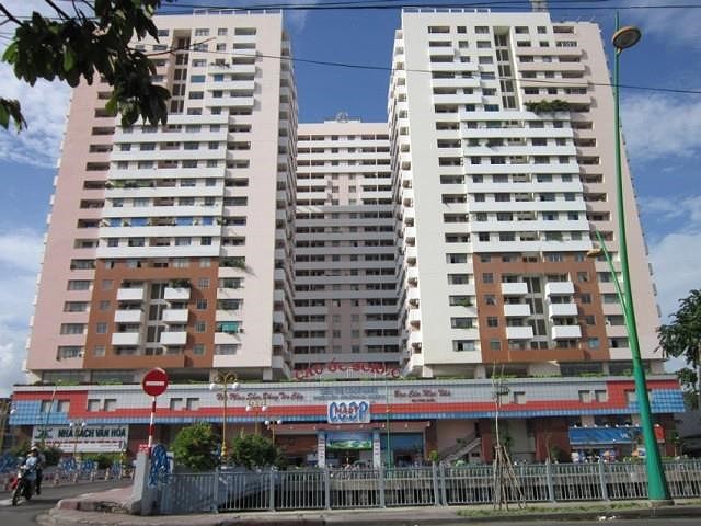 Cháy cao ốc Srec đường Trường Sa, dân hoảng loạn tháo chạy - Ảnh 2. Cháy cao ốc Srec đường Trường Sa, dân hoảng loạn tháo chạy - Ảnh 2.