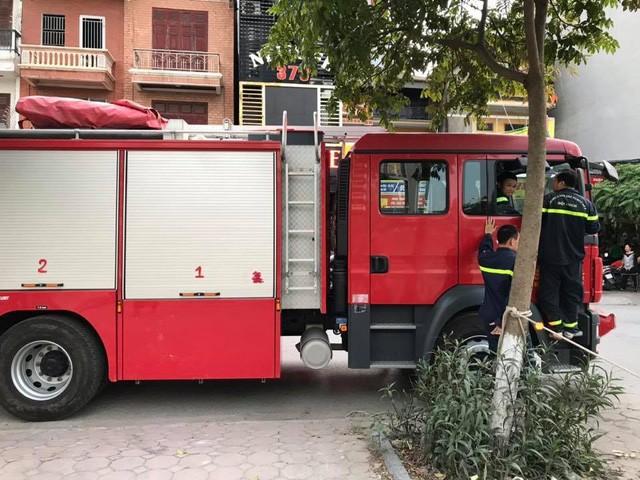 Tài xế quên kéo phanh tay, xe ôtô 4 chỗ lao xuống sông Tô Lịch - Ảnh 2. Lực lượng chức năng nhanh chóng có mặt tại hiện trường để tiến hành trục vớt xe.