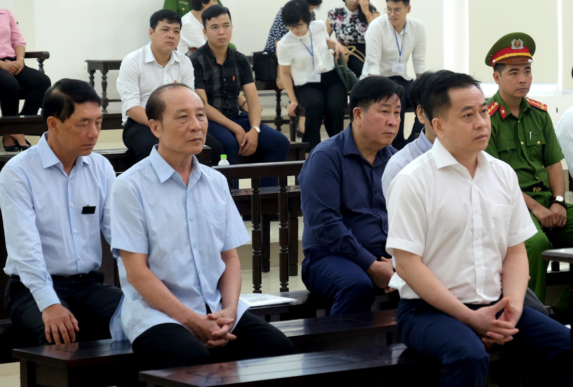 Nói lời sau cùng, Vũ 'Nhôm' xin lỗi 2 cựu Thứ trưởng Bộ Công an - Ảnh 3. Nói lời sau cùng, Vũ 'Nhôm' xin lỗi 2 cựu Thứ trưởng Bộ Công an - Ảnh 3.