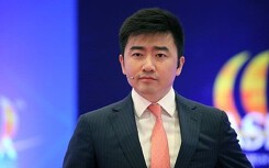 'Phi công trẻ quốc dân' của hơn 20 bà vợ quan tham Trung Quốc