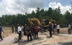 Một phụ nữ 'chỉ đạo' chống đoàn cưỡng chế dự án ma: 'Đập xe nó cho chị'