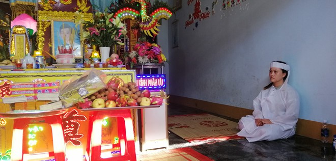 Người cha bị CSGT tông chết: Con thơ sắp thôi nôi bơ vơ cùng vành khăn tang - Ảnh 2. Người cha bị CSGT tông chết: Con thơ sắp thôi nôi bơ vơ cùng vành khăn tang - Ảnh 2.