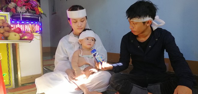 Người cha bị CSGT tông chết: Con thơ sắp thôi nôi bơ vơ cùng vành khăn tang - Ảnh 3. Người cha bị CSGT tông chết: Con thơ sắp thôi nôi bơ vơ cùng vành khăn tang - Ảnh 3.