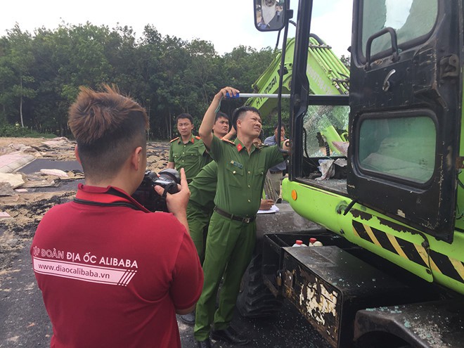 Một phụ nữ 'chỉ đạo' chống đoàn cưỡng chế dự án ma: 'Đập xe nó cho chị' - Ảnh 3. Một phụ nữ 'chỉ đạo' chống đoàn cưỡng chế dự án ma: 'Đập xe nó cho chị' - Ảnh 3.