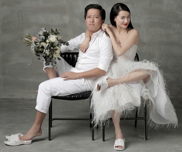 Sao Việt giàu sụ vẫn nghiện dép tổ ong 'huyền thoại' hơn hàng hiệu - Ảnh 2. Dép tổ ong còn được xuất hiện trong bộ ảnh cưới đẹp lung linh của hai vợ chồng Trường Giang - Nhã Phương . Cả hai cùng tạo dáng đầy dễ thương và không kém phần tinh nghịch với dép tổ ong.