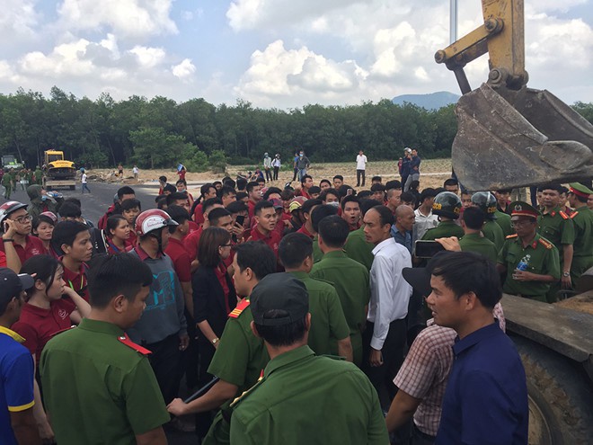 Một phụ nữ 'chỉ đạo' chống đoàn cưỡng chế dự án ma: 'Đập xe nó cho chị' - Ảnh 4. Một phụ nữ 'chỉ đạo' chống đoàn cưỡng chế dự án ma: 'Đập xe nó cho chị' - Ảnh 4.
