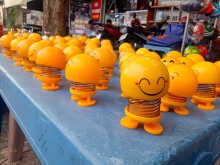 Thú nhún lò xo Emoji tràn ngập Sài Gòn và những lời đồn 'tâm linh' trên mạng