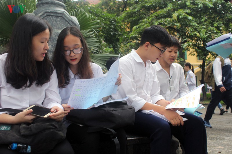 Hôm nay Hà Nội chính thức công bố điểm thi vào lớp 10 năm 2019 - Ảnh 1. Hôm nay Hà Nội chính thức công bố điểm thi vào lớp 10 năm 2019 - Ảnh 1.