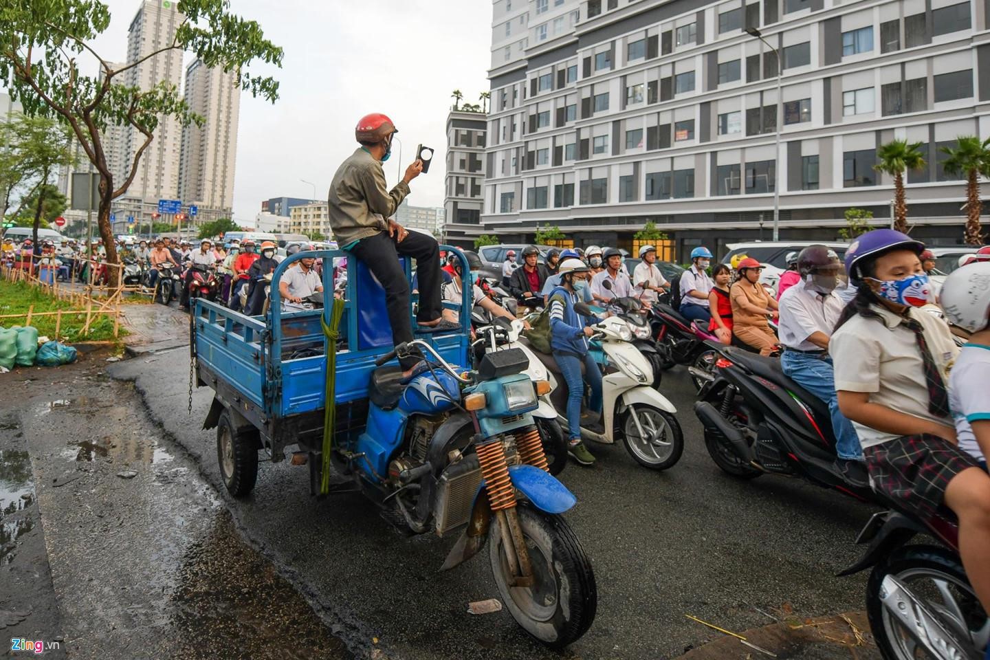 Cao ốc dày đặc, hạ tầng thiếu hụt và kẹt xe triền miên tại quận 7 - Ảnh 1. Cao ốc dày đặc, hạ tầng thiếu hụt và kẹt xe triền miên tại quận 7 - Ảnh 1.