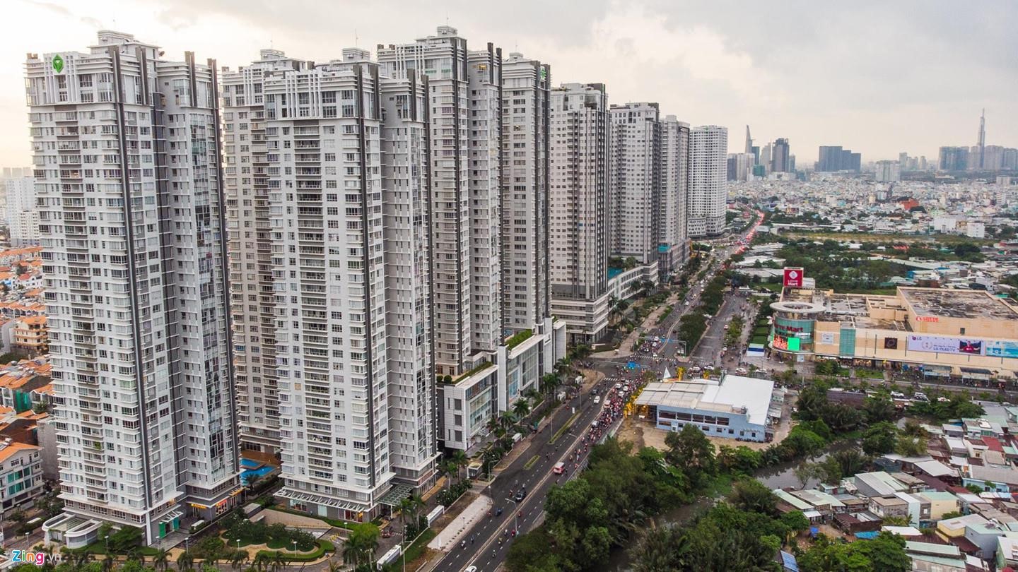 Cao ốc dày đặc, hạ tầng thiếu hụt và kẹt xe triền miên tại quận 7 - Ảnh 2. Cao ốc dày đặc, hạ tầng thiếu hụt và kẹt xe triền miên tại quận 7 - Ảnh 2.