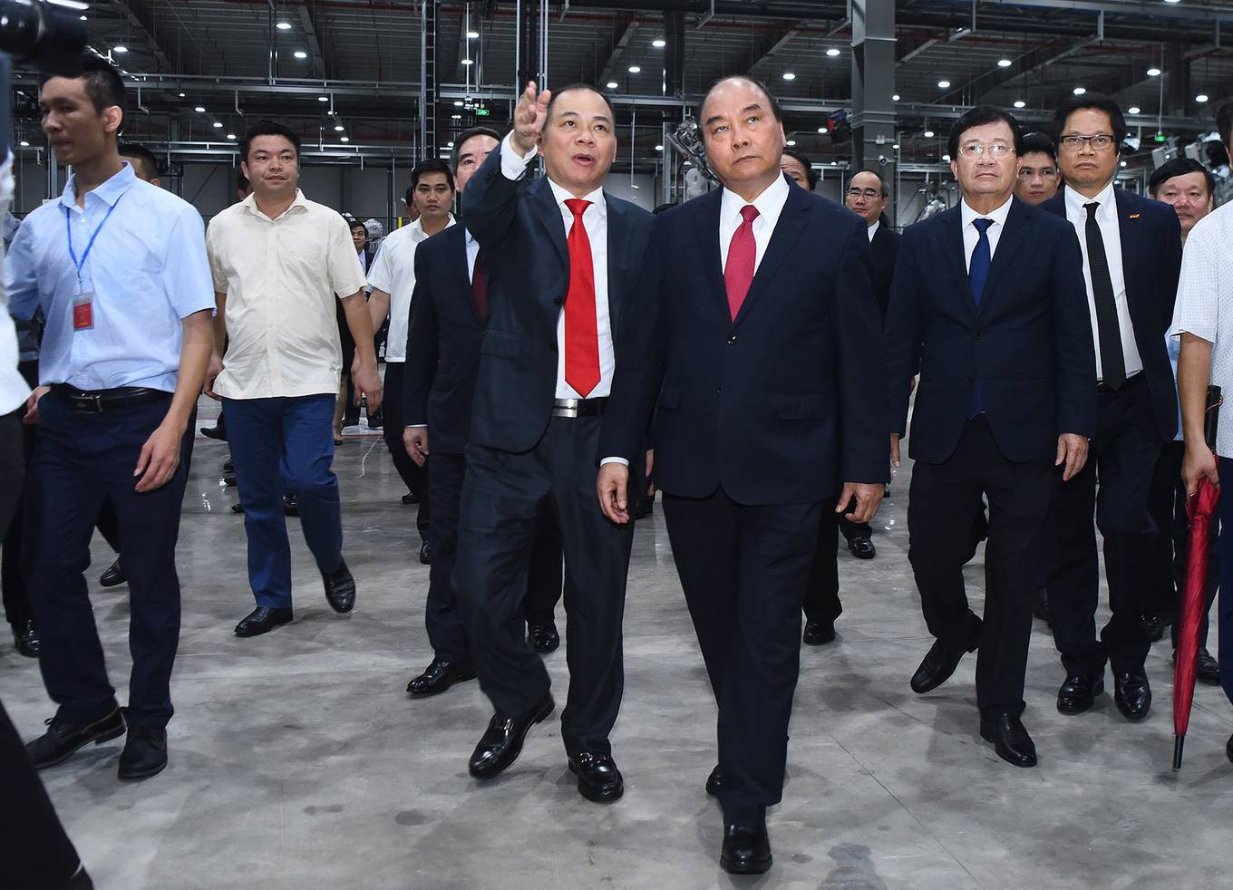 Ông Phạm Nhật Vượng cầm lái chở Thủ tướng trong khuôn viên VinFast - Ảnh 3. Ông Phạm Nhật Vượng cầm lái chở Thủ tướng trong khuôn viên VinFast - Ảnh 3.