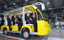 Ông Phạm Nhật Vượng cầm lái chở Thủ tướng trong khuôn viên VinFast