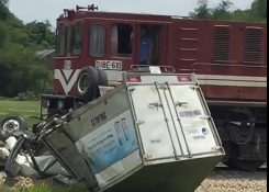 Xe tải cố vượt qua đường sắt bị tàu hỏa tông ngang