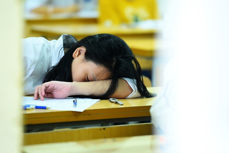 Thi lớp 10 ở Hà Nội: Em 8 điểm mỗi môn vẫn trượt, em 3 điểm đỗ - Ảnh 1. Thi lớp 10 ở Hà Nội: Em 8 điểm mỗi môn vẫn trượt, em 3 điểm đỗ - Ảnh 1.