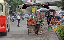 Hà Nội: Hàng rong vẫn tràn xuống lòng đường họp chợ