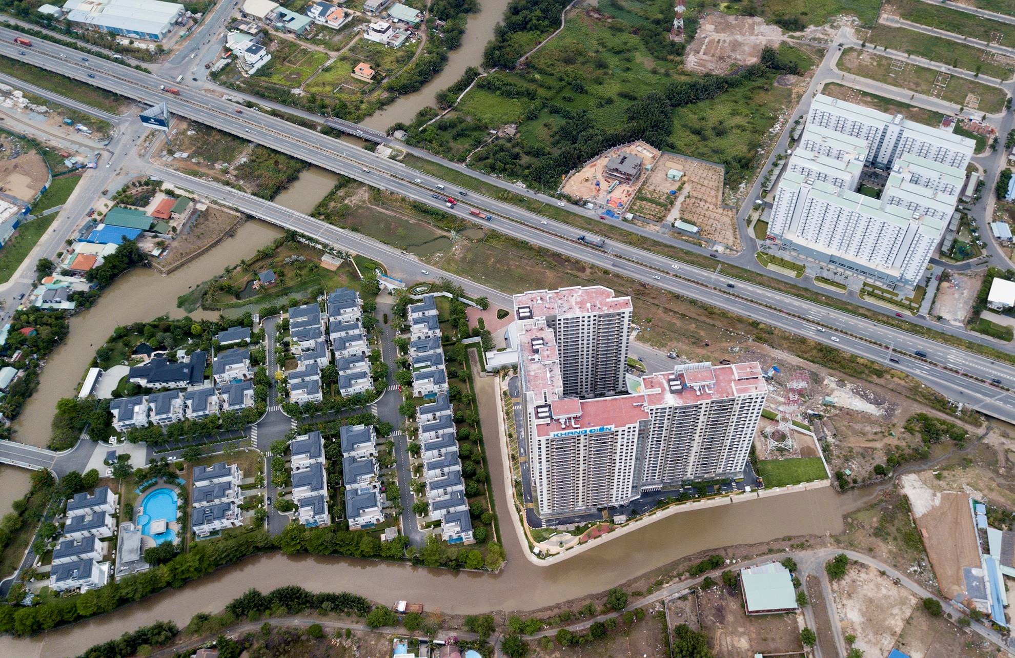 Đại công trường xây chung cư 'ăn theo' 4 km cao tốc ở Sài Gòn - Ảnh 10. Đại công trường xây chung cư 'ăn theo' 4 km cao tốc ở Sài Gòn - Ảnh 10.