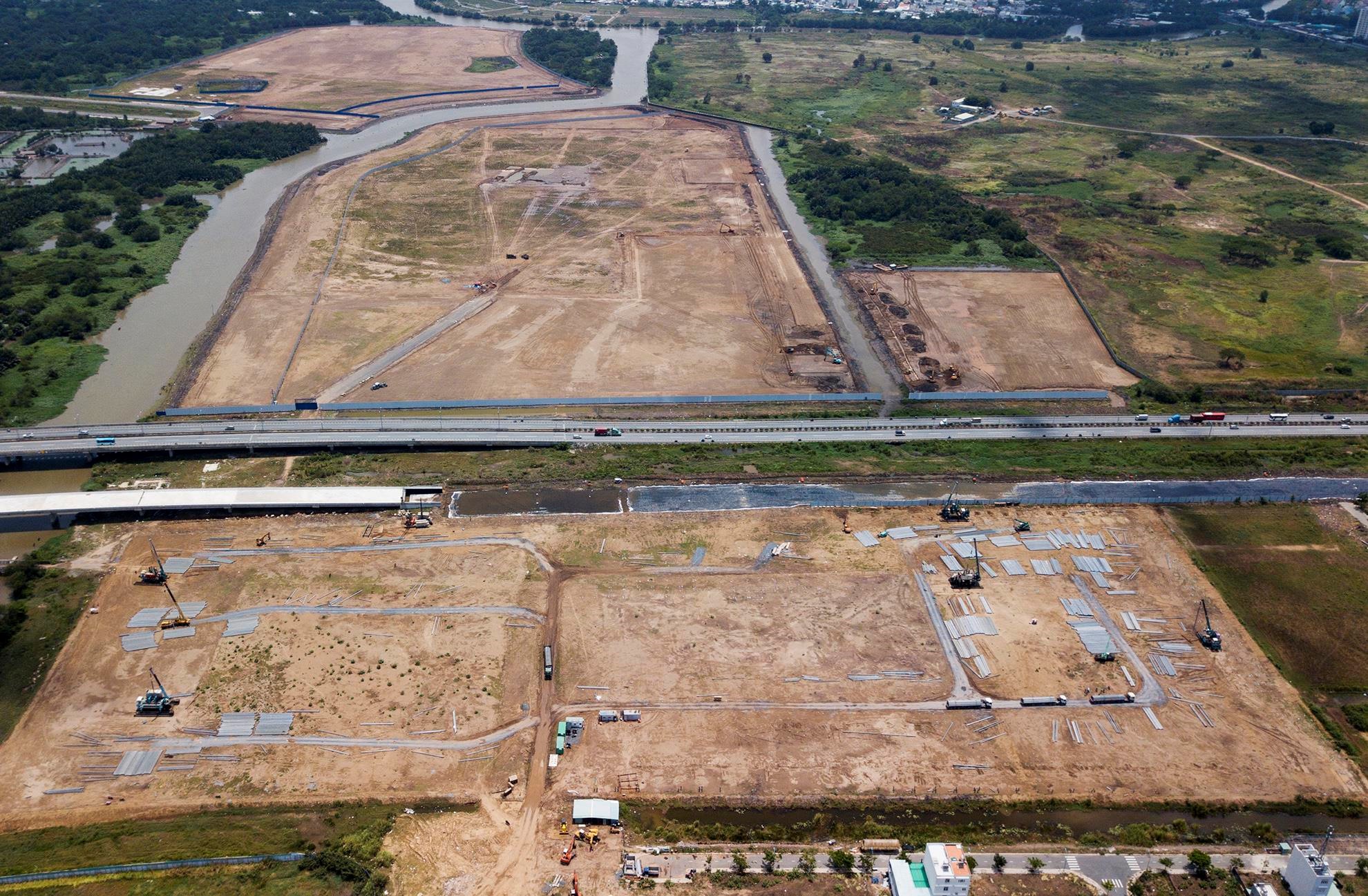 Đại công trường xây chung cư 'ăn theo' 4 km cao tốc ở Sài Gòn - Ảnh 12. Đại công trường xây chung cư 'ăn theo' 4 km cao tốc ở Sài Gòn - Ảnh 12.