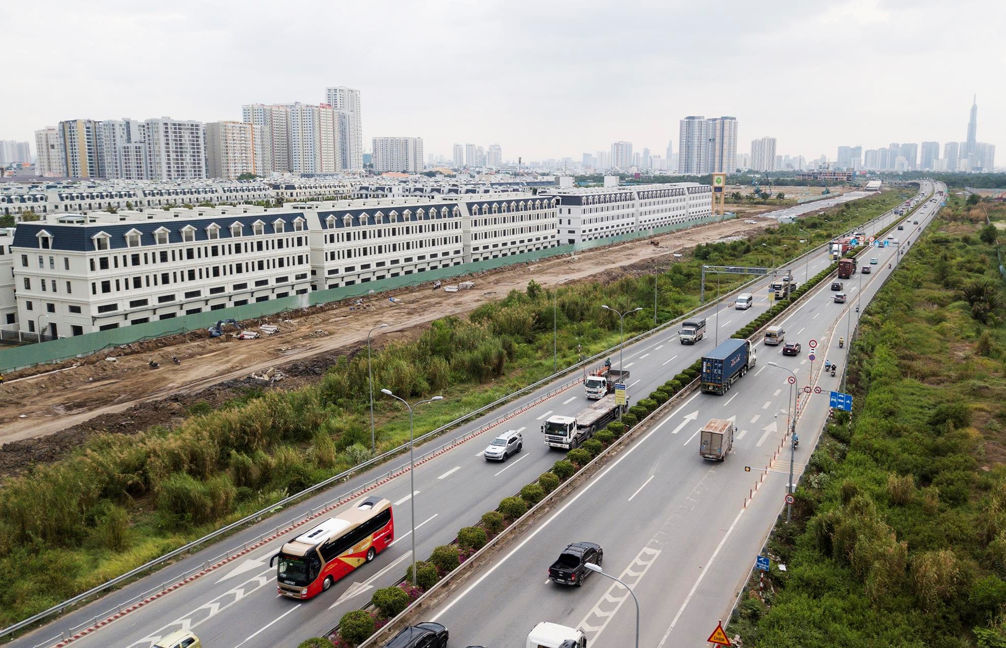 Đại công trường xây chung cư 'ăn theo' 4 km cao tốc ở Sài Gòn - Ảnh 2. Đại công trường xây chung cư 'ăn theo' 4 km cao tốc ở Sài Gòn - Ảnh 2.