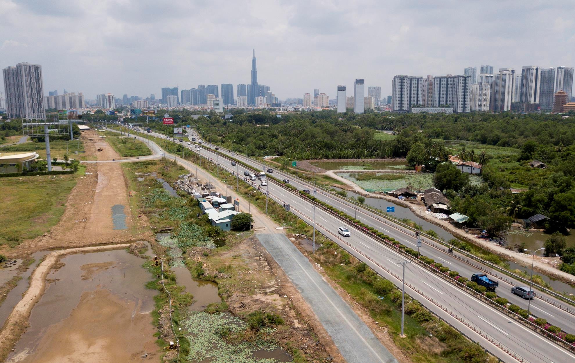 Đại công trường xây chung cư 'ăn theo' 4 km cao tốc ở Sài Gòn - Ảnh 3. Đại công trường xây chung cư 'ăn theo' 4 km cao tốc ở Sài Gòn - Ảnh 3.