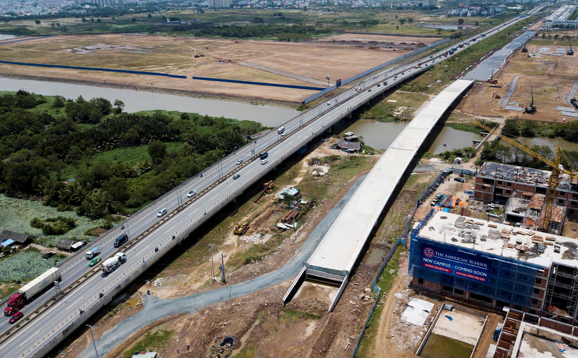 Đại công trường xây chung cư 'ăn theo' 4 km cao tốc ở Sài Gòn - Ảnh 4. Đại công trường xây chung cư 'ăn theo' 4 km cao tốc ở Sài Gòn - Ảnh 4.