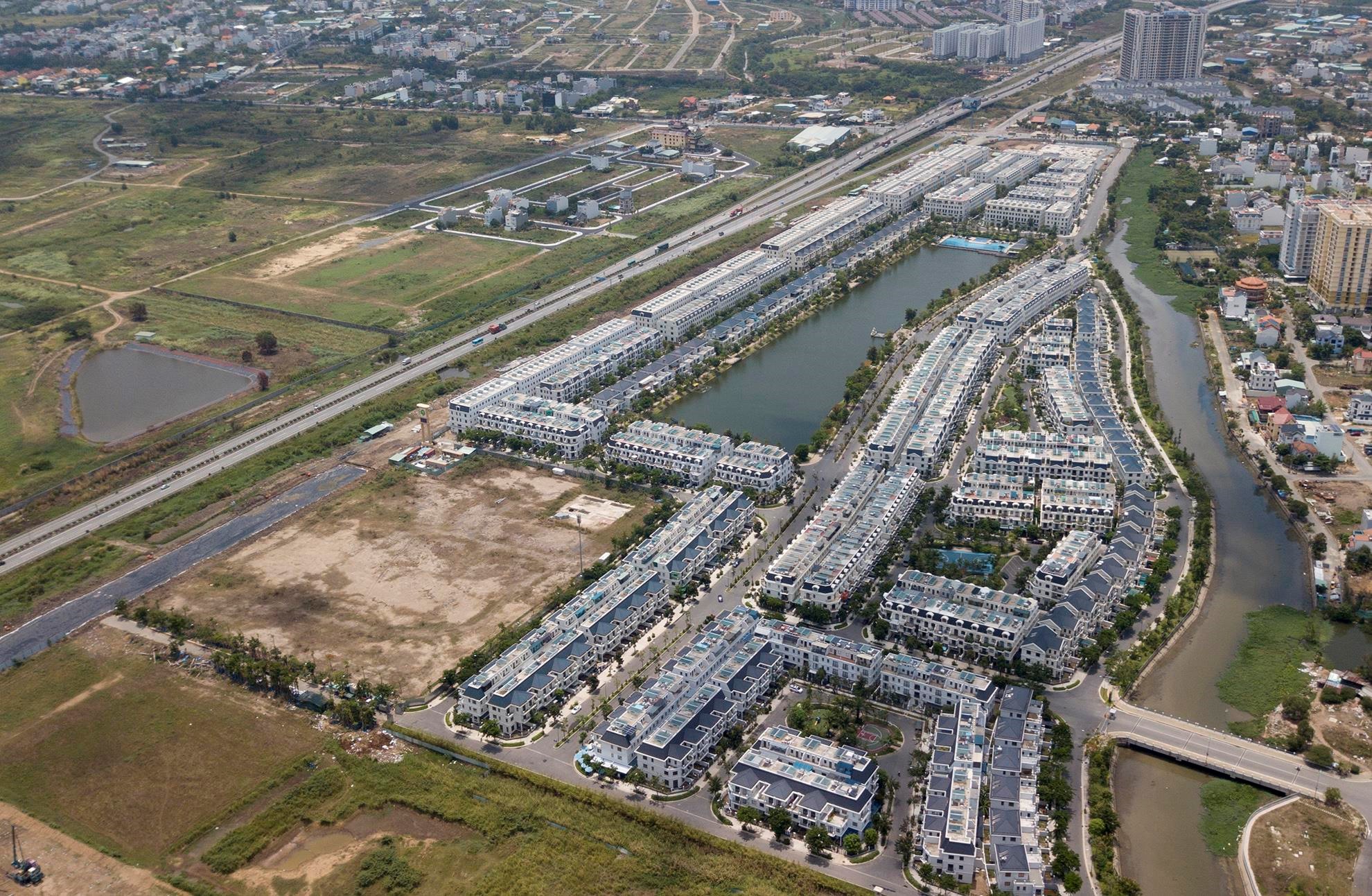 Đại công trường xây chung cư 'ăn theo' 4 km cao tốc ở Sài Gòn - Ảnh 8. Đại công trường xây chung cư 'ăn theo' 4 km cao tốc ở Sài Gòn - Ảnh 8.