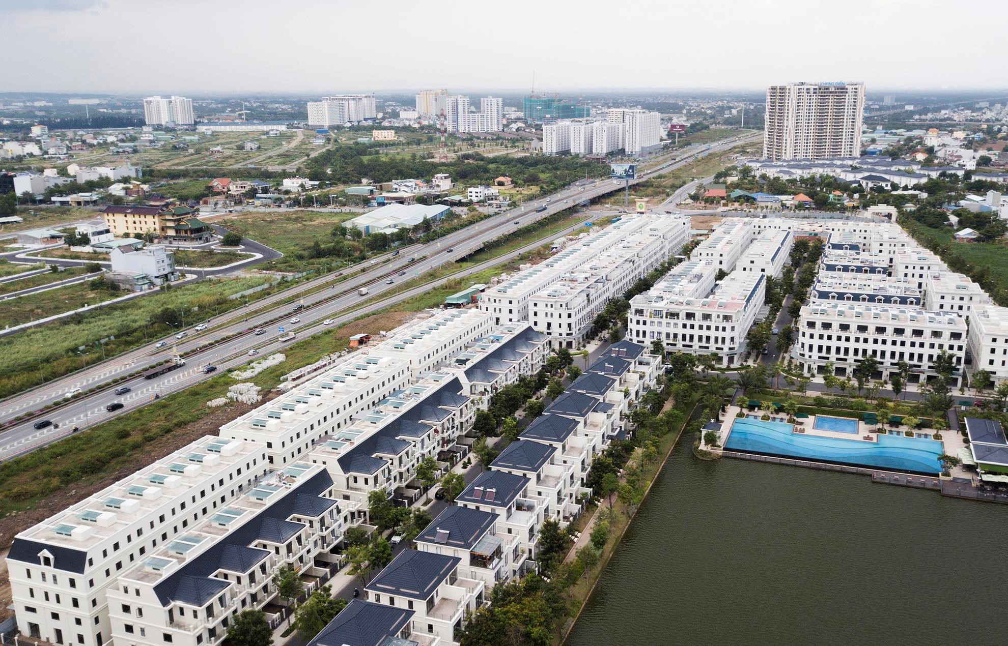 Đại công trường xây chung cư 'ăn theo' 4 km cao tốc ở Sài Gòn - Ảnh 9. Đại công trường xây chung cư 'ăn theo' 4 km cao tốc ở Sài Gòn - Ảnh 9.