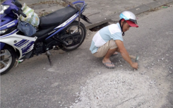 Anh thợ đục đá trên đường Đà Nẵng cho dân đi an toàn được tặng giấy khen