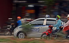Nhiều hãng taxi vẫn nối đuôi nhau đi vào đường cấm sau công bố của Sở GTVT Hà Nội