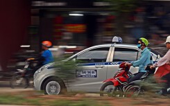 Nhiều hãng taxi vẫn nối đuôi nhau đi vào đường cấm sau công bố của Sở GTVT Hà Nội