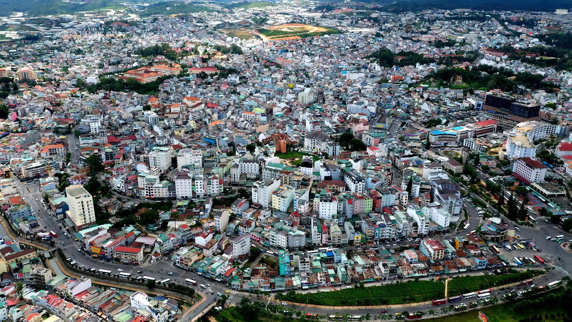 Nhà ống bê tông bóp nghẹt Đà Lạt - Ảnh 1. Nhà ống bê tông bóp nghẹt Đà Lạt - Ảnh 1.