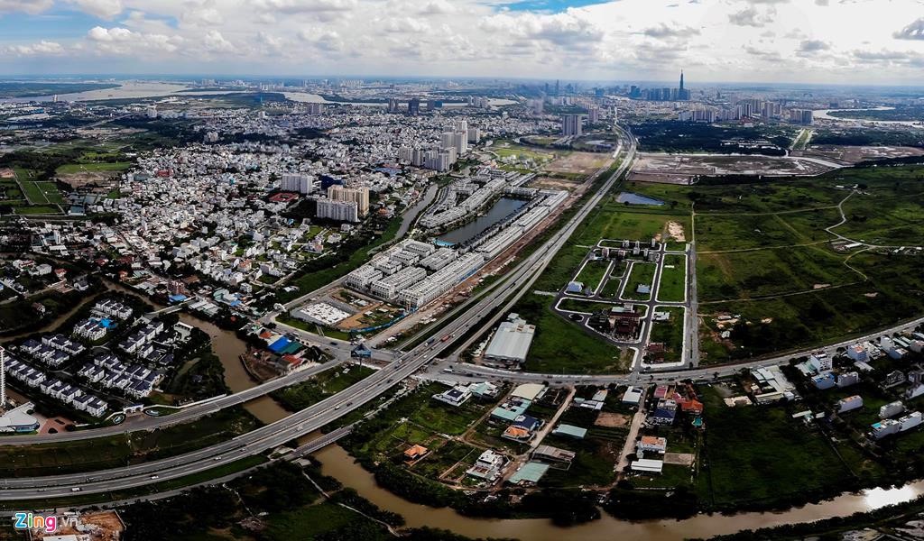 Hàng trăm căn biệt thự hoang lạnh dọc cao tốc ở quận 2 - Ảnh 1. Hàng trăm căn biệt thự hoang lạnh dọc cao tốc ở quận 2 - Ảnh 1.
