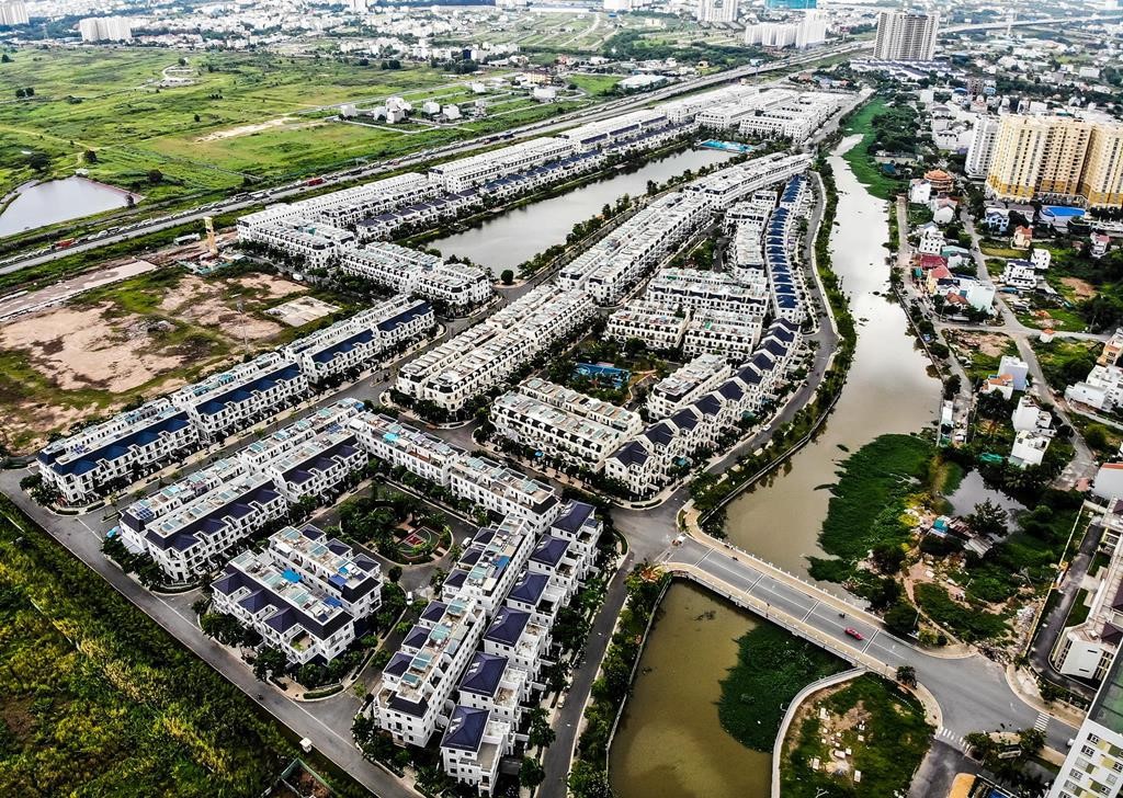 Hàng trăm căn biệt thự hoang lạnh dọc cao tốc ở quận 2 - Ảnh 2. Hàng trăm căn biệt thự hoang lạnh dọc cao tốc ở quận 2 - Ảnh 2.