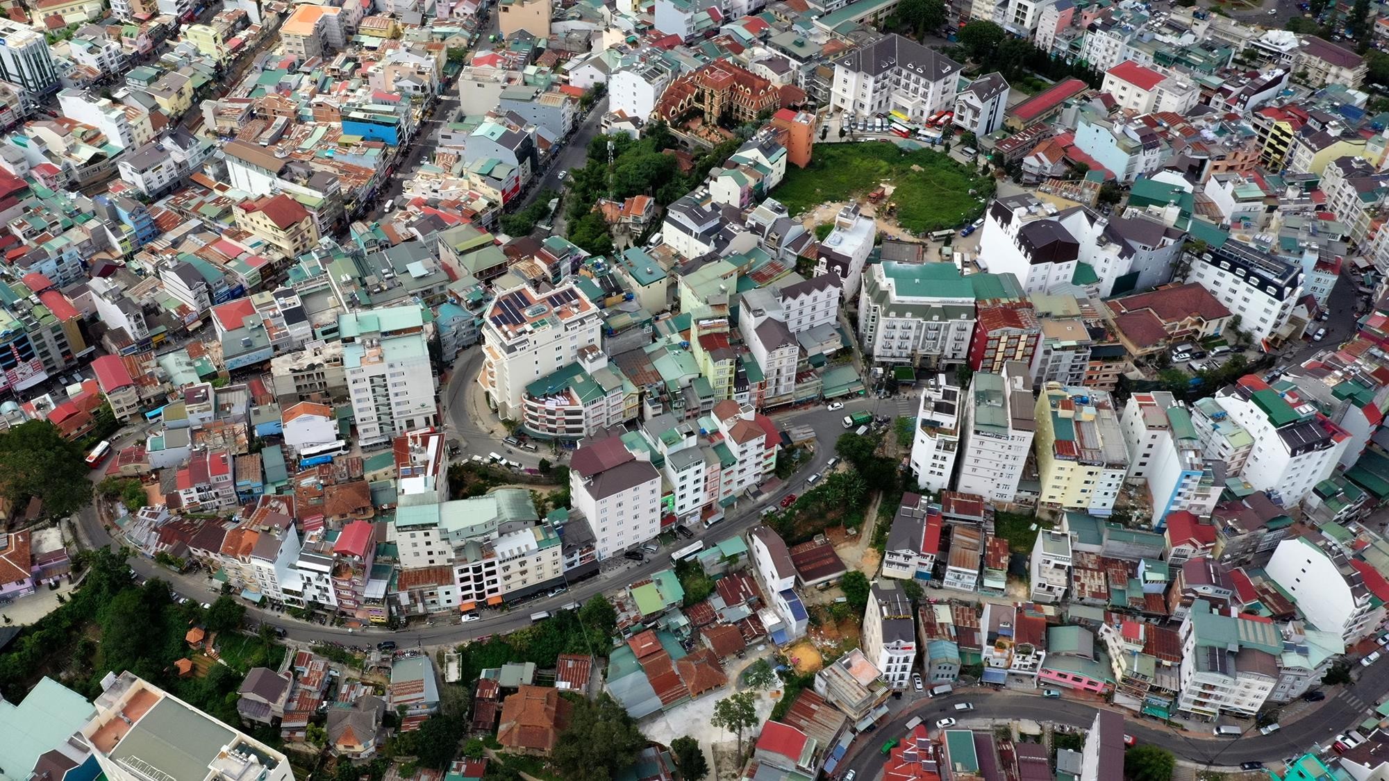 Nhà ống bê tông bóp nghẹt Đà Lạt - Ảnh 4. Nhà ống bê tông bóp nghẹt Đà Lạt - Ảnh 4.