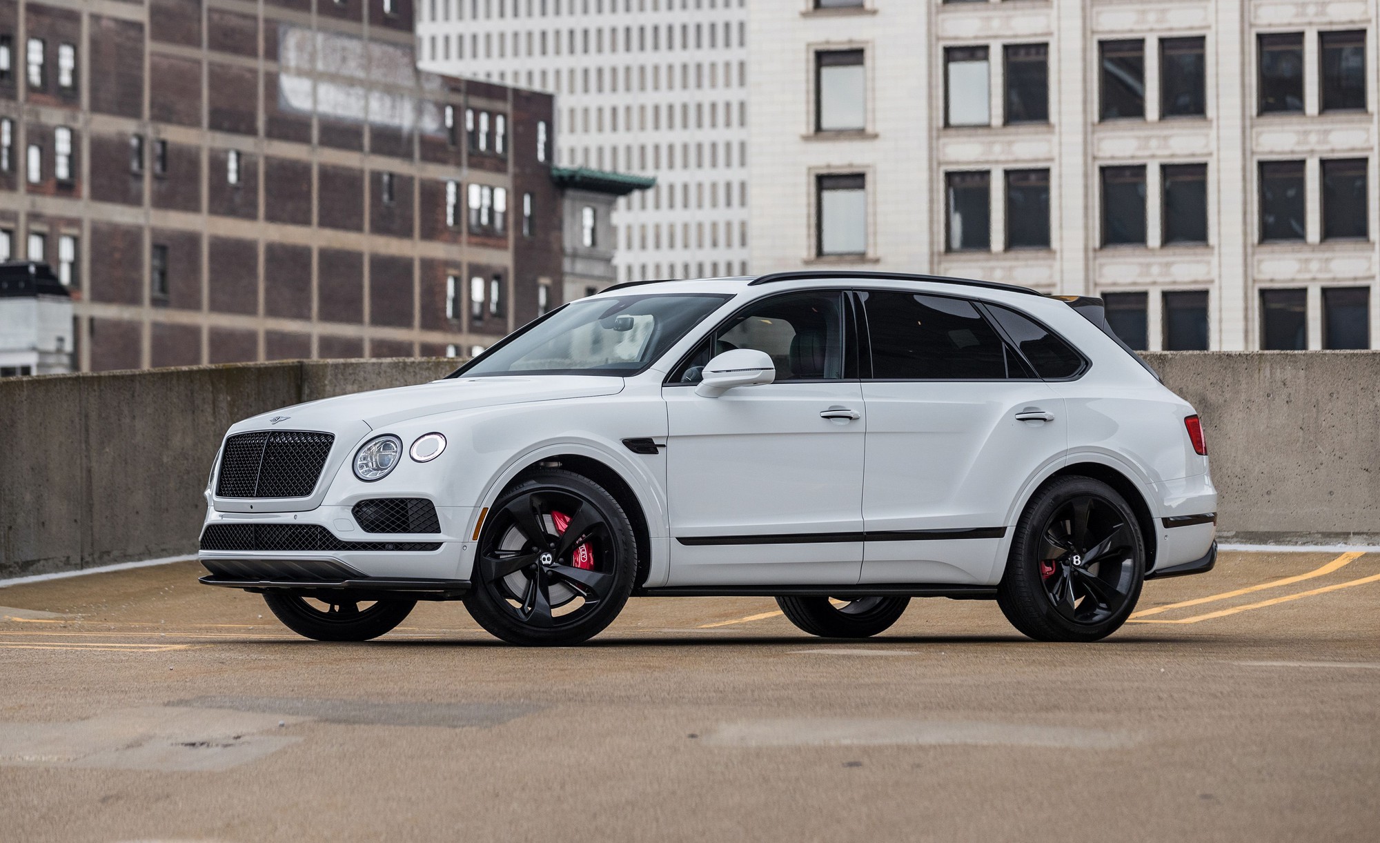 Bentley Bentayga độ Mansory bị gãy chân sau từng được định giá 20 tỉ đồng khiến tài xế taxi phải lo lắng - Ảnh 1.