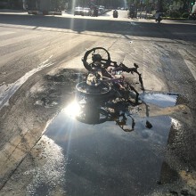 Hà Nội: Nắng nóng, xe máy bỗng bốc cháy dữ dội khi đang lưu thông trên đường