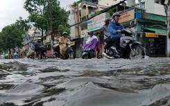 Mưa như trút nước, nhiều tuyến đường tại TP HCM lại biến thành sông