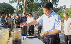 Chủ tịch UBND TP Hà Nội kiểm tra công tác làm sạch sông Tô Lịch bằng công nghệ châu Âu