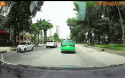 Tài xế tung clip 'bóc' lỗi sai vụ siêu xe Bentley Bentayga va chạm taxi trên phố Hà Nội
