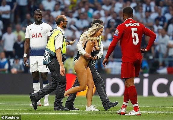 Nữ CĐV lao vào giữa sân trận chung kết Champions League là ai? - Ảnh 2. Nữ CĐV lao vào giữa sân trận chung kết Champions League là ai? - Ảnh 2.