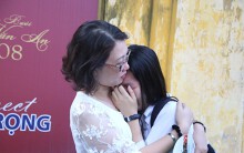Thí sinh ôm mẹ khóc nức nở vì đề Toán vào lớp 10 khó