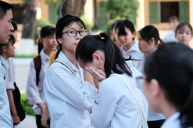 Thí sinh ôm mẹ khóc nức nở vì đề Toán vào lớp 10 khó - Ảnh 4.