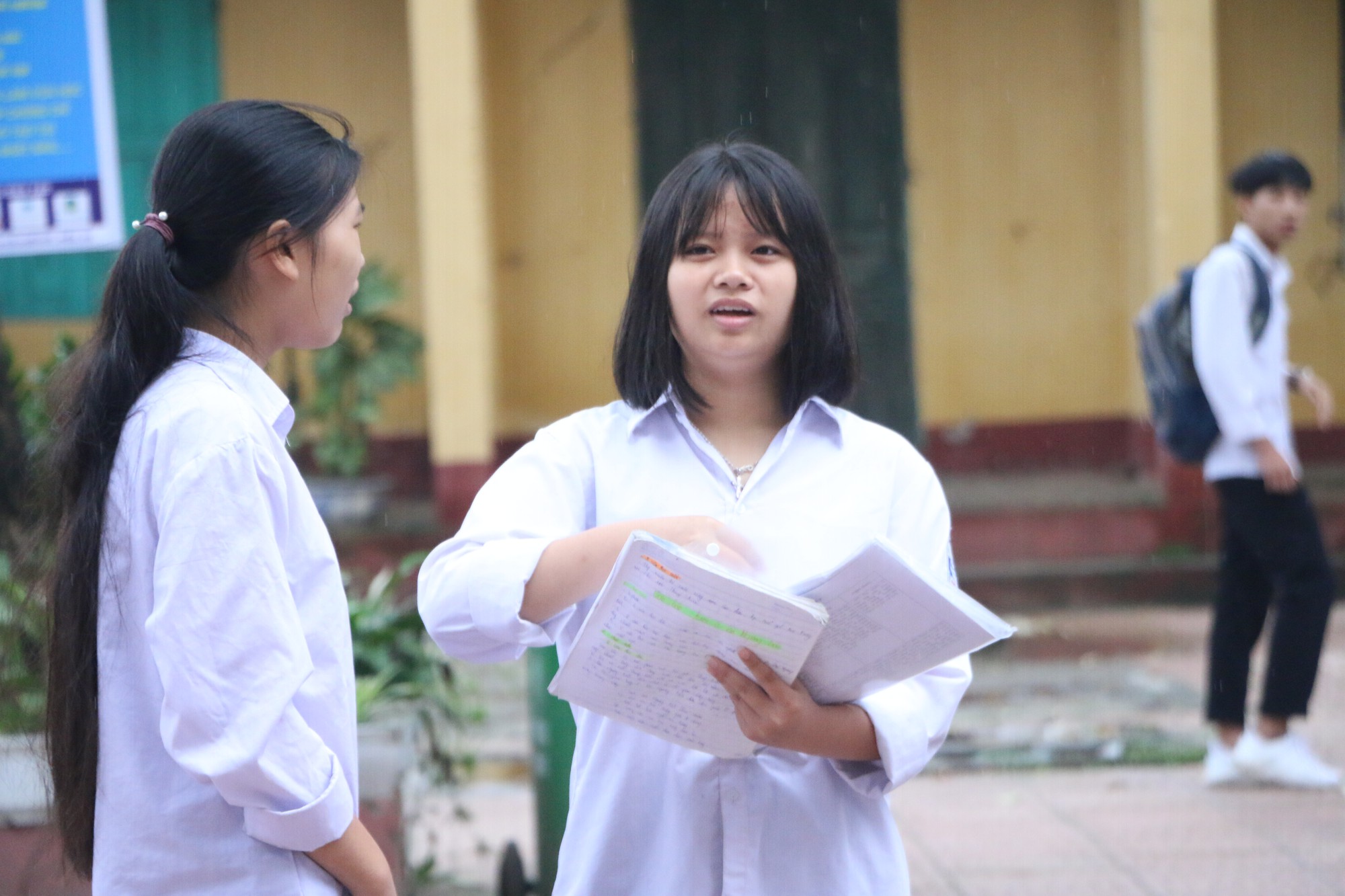 Phụ huynh cho con ăn xôi đỗ, uống sữa đậu nành trước khi đi thi vào lớp 10 THPT - Ảnh 4.