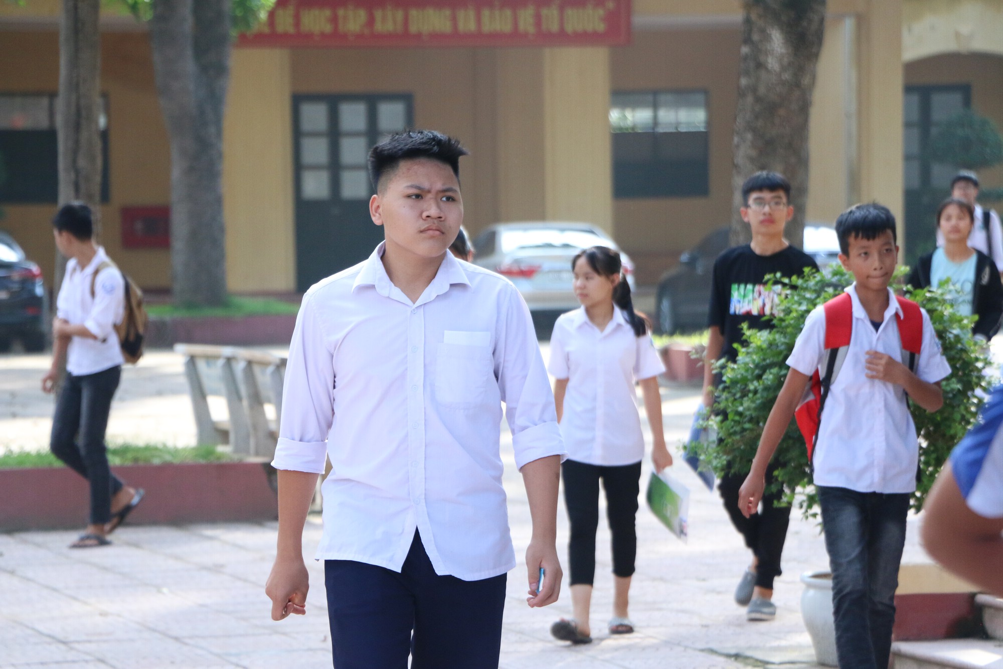 Đề Toán thi vào lớp 10 tại Hà Nội năm 2019 khó khi xuất hiện câu hỏi về hình học không gian - Ảnh 1. Đề Toán thi vào lớp 10 tại Hà Nội năm 2019 khó khi xuất hiện câu hỏi về hình học không gian - Ảnh 1.