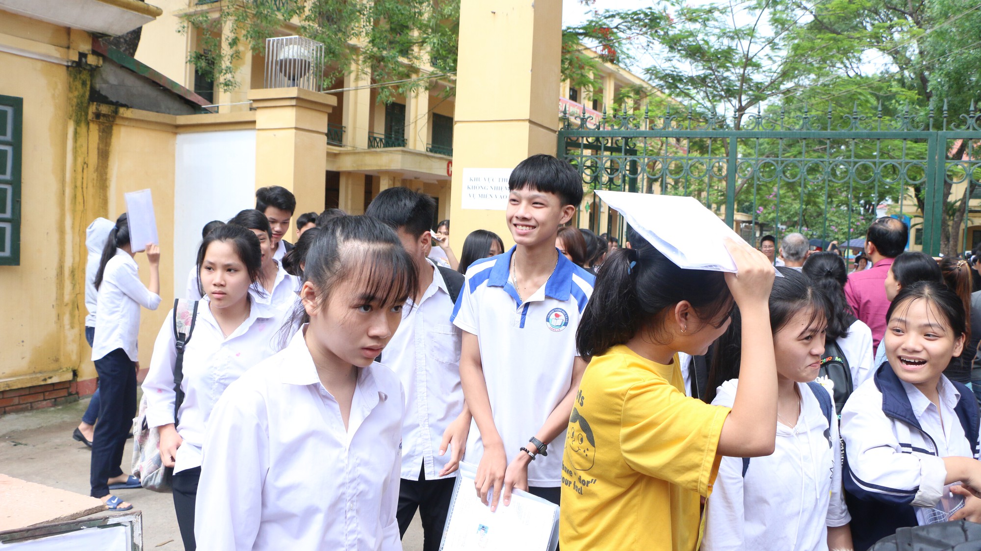 Đề Ngữ văn thi vào lớp 10 ở Hà Nội không làm khó thí sinh, nhiều em tươi cười khi ra khỏi phòng thi - Ảnh 1. Đề Ngữ văn thi vào lớp 10 ở Hà Nội không làm khó thí sinh, nhiều em tươi cười khi ra khỏi phòng thi - Ảnh 1.