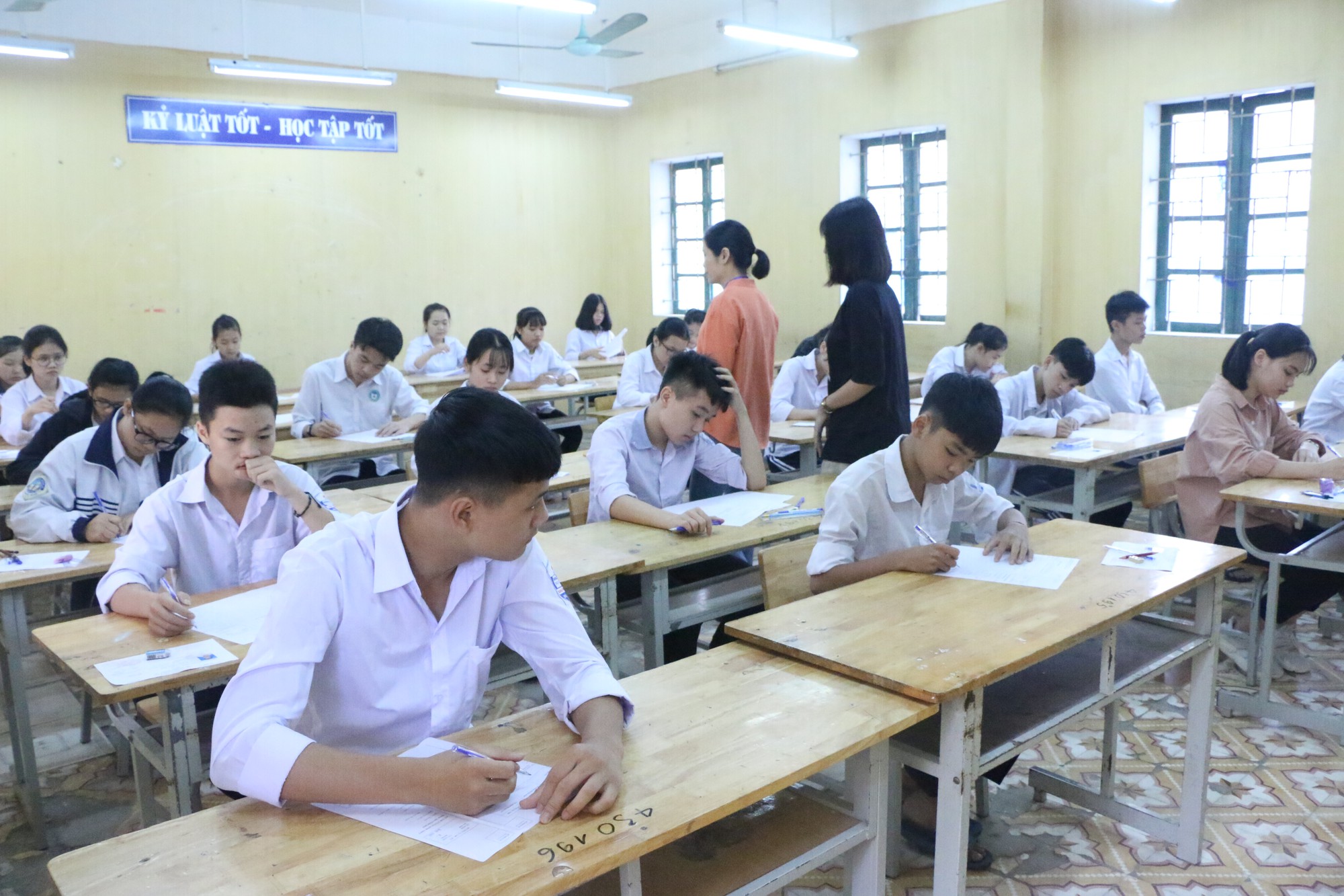 Phụ huynh cho con ăn xôi đỗ, uống sữa đậu nành trước khi đi thi vào lớp 10 THPT - Ảnh 11.