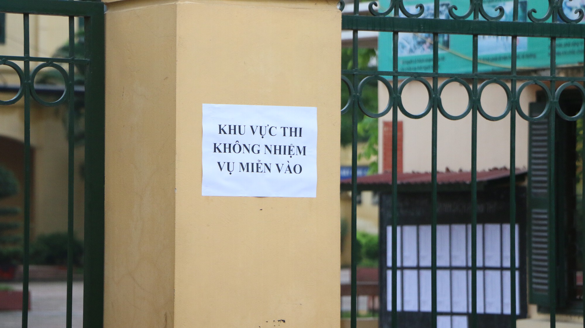 Phụ huynh cho con ăn xôi đỗ, uống sữa đậu nành trước khi đi thi vào lớp 10 THPT - Ảnh 17.