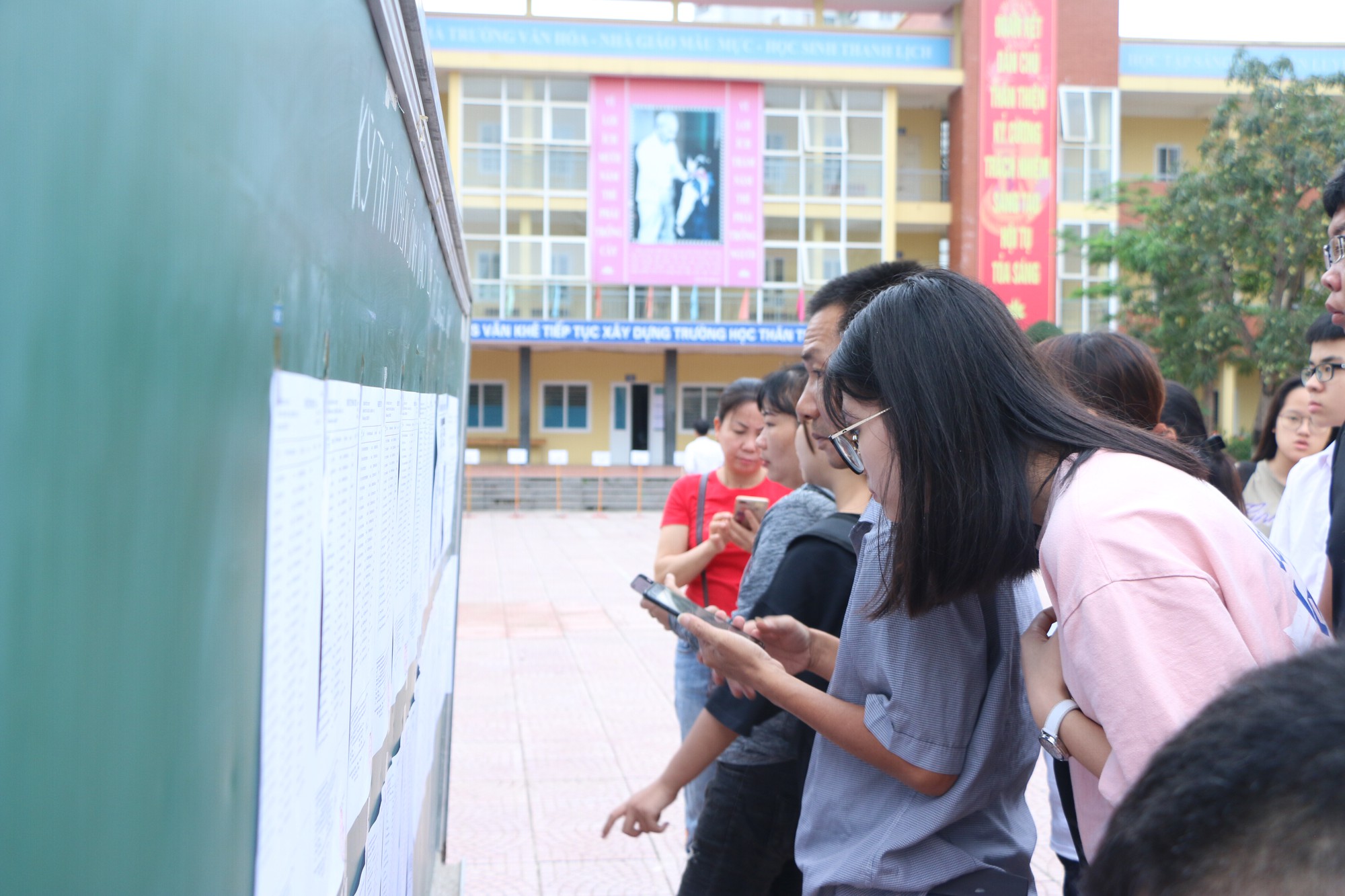 Kết thúc ngày đầu tiên thi vào lớp 10 tại Hà Nội, 5 thí sinh bị đình chỉ thi vì vi phạm qui chế - Ảnh 1. Kết thúc ngày đầu tiên thi vào lớp 10 tại Hà Nội, 5 thí sinh bị đình chỉ thi vì vi phạm qui chế - Ảnh 1.