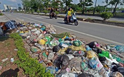 Hà Nội: Rác thải ngập tràn trên phố Trịnh Văn Bô
