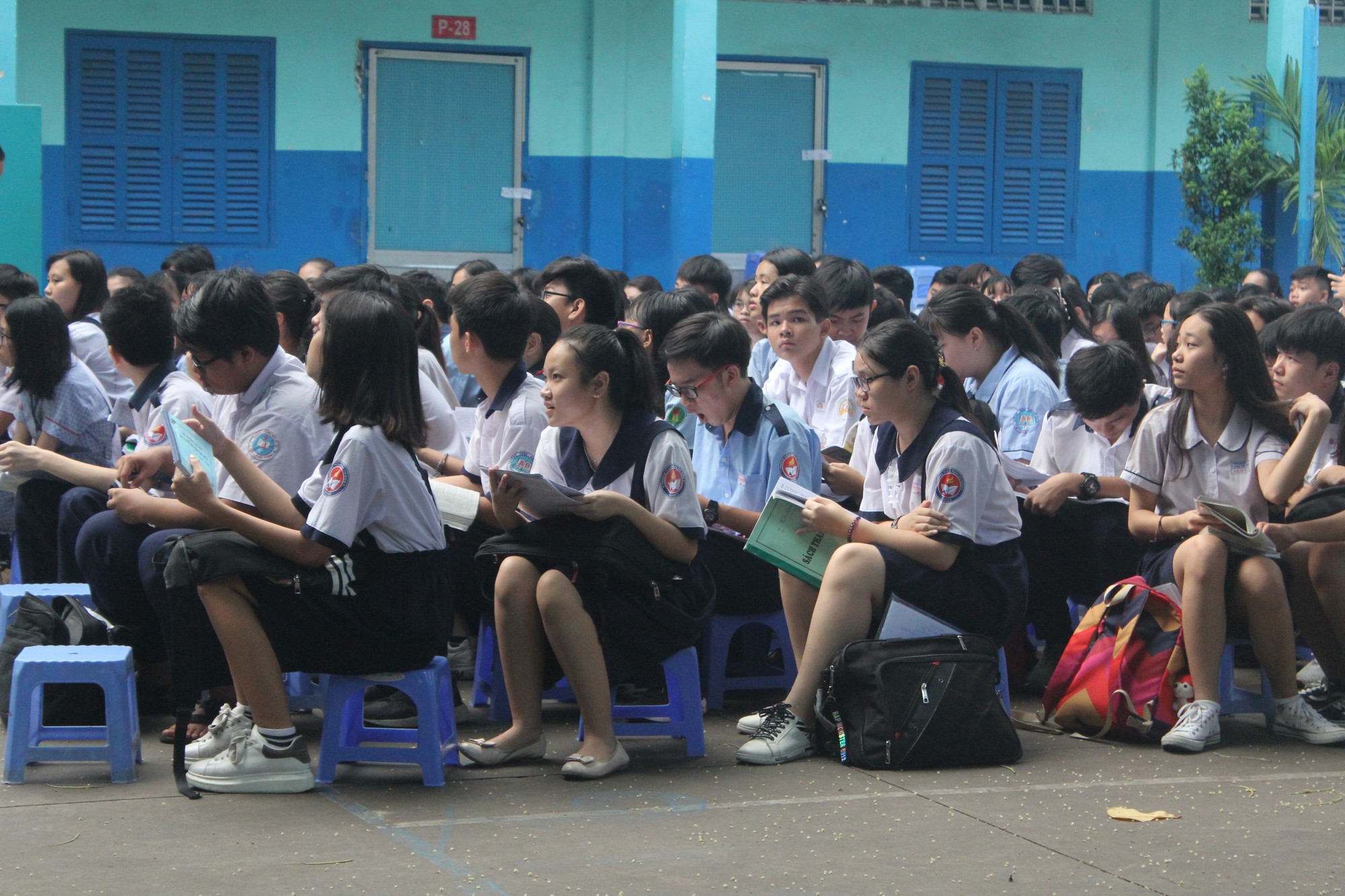 Thi vào lớp 10 tại TP HCM: Thí sinh tranh thủ ôn bài trước giờ vào phòng thi  - Ảnh 2.