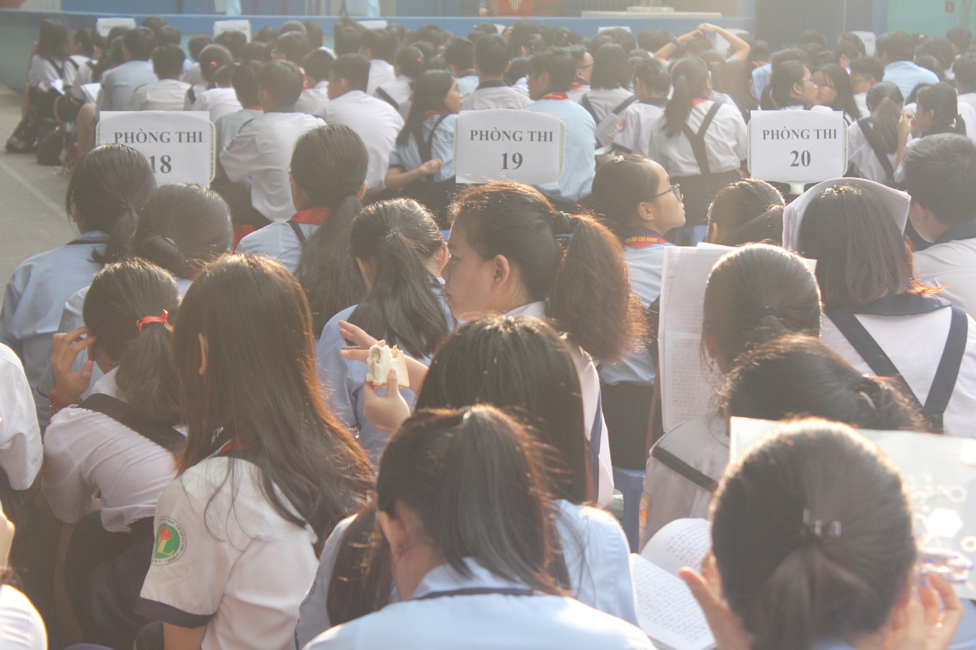 Thi vào lớp 10 tại TP HCM: Thí sinh tranh thủ ôn bài trước giờ vào phòng thi  - Ảnh 1.